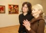 Sekretka kliniky Alena Klimekov se zpvakou Helenou Blehrovou sleduj vystaven obrazy Ivany Barazi.